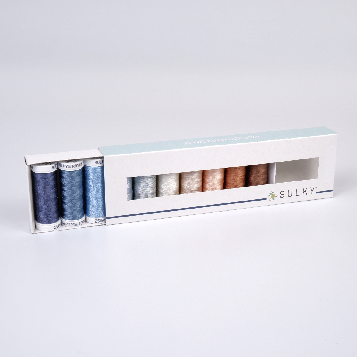 SULKY RAYON 40 - SKY & SAND (10x 225m
Snap Spulen) SULKY RAYON 40 - SKY & SAND (10x 225m
Snap Spulen)